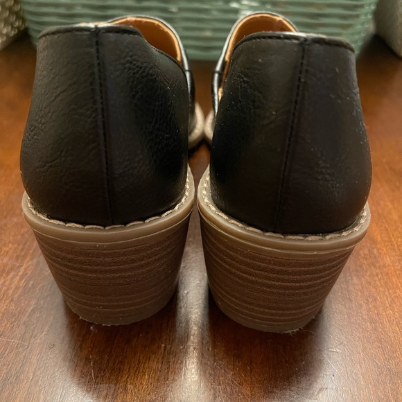 Universal Thread Cut Out Booties - Picture 5 of 6